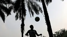 Oktovianus Maniani pesepak bola Indonesia melakukan pemanasan di lokasi syuting. (Bola.com/Peksi Cahyo)