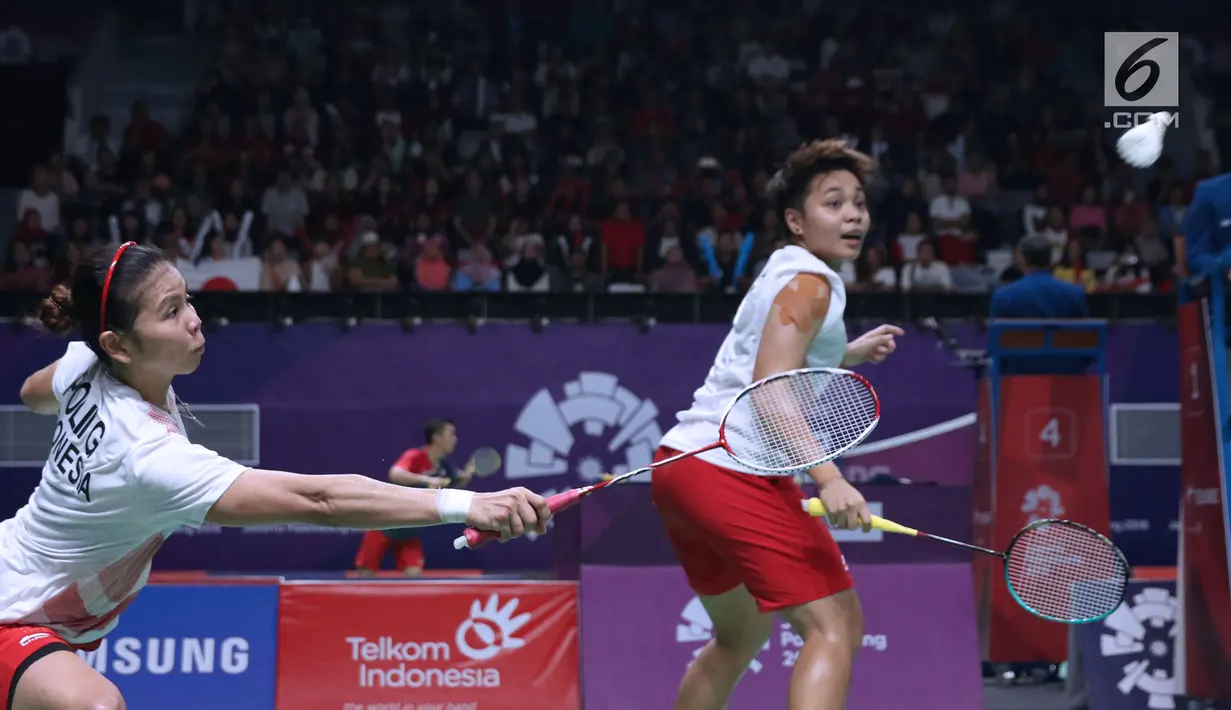 Ganda putri Indonesia, Greysia Polii/Apriyani Rahayu mengembalikan kok ke arah Tang Jinhua/Zheng Yu (China) di perempat final Bulutangkis Asian Games 2018 di Istora Kompleks GBK, Sabtu (25/8). Greysia/Apriyani unggul. (Liputan6.com/Helmi Fithriansyah)
