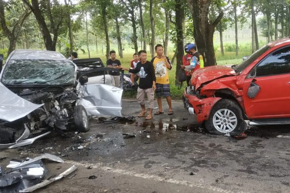 Kondisi kedua mobil ringsek usai terlibat laka lantas di Tuban. (Istimewa)