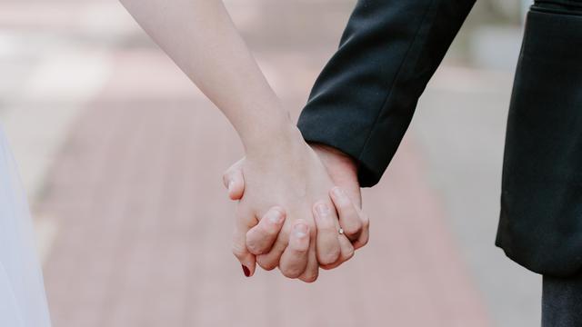 Ilustrasi menggandeng tangan