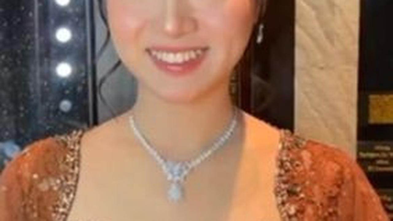 Potret cantik dan anggun Angela Perkasa mengenakan kebaya warna terakota dengan riasan make up yang soft.<br>
