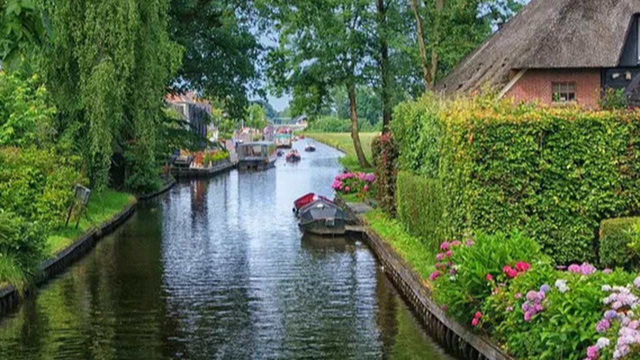 Giethoorn, Desa Tanpa Jalan Raya yang Menawan di Belanda