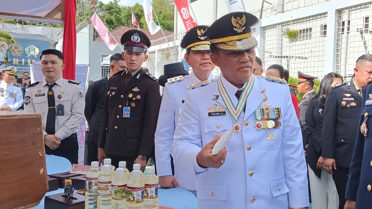 Penyerahan remisi oleh Gubernur Sulut Yulius Selvanus kepada warga binaan pemasyarakatan (WBP). (Dok. Istimewa)