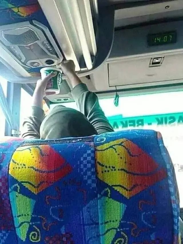 8 Potret Nyeleneh Orang Saat Naik Bus Ini Bikin Geleng Kepala