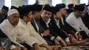 Wapres Jusuf Kalla bersama ribuan umat muslim serta pejabat tinggi negara melakukan salat Idul Fitri di Masjid Istiqlal, Jakarta, Jumat (17/7/2015).  Tampak, Ketua DPD RI Irman Gusman saat mengikuti salat Id. (Liputan6.com/Faizal Fanani)