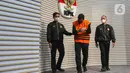 Bupati Sidoarjo Ahmad Muhdlor Ali (tengah) mengenakan rompi orange usai mengikuti konferensi pers penahanannya sebagai tersangka di Gedung Merah Putih Komisi Pemberantasan Korupsi (KPK), Jakarta, Selasa (7/5/2024). (Liputan6.com/Angga Yuniar)
