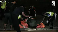 Sesosok mayat ditemukan di perlintasan rel kereta Palmerah. Hingga kini belum diketahui bagaimana cara pria tersebut bisa tewas di lokasi kejadian.