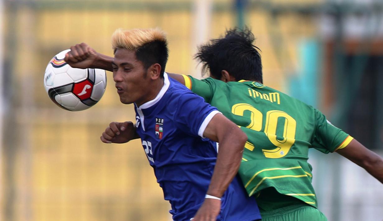 Duel antara pemain PSB (kiri) dengan pemain Persikabo. (Bolacom/Arief Bagus)