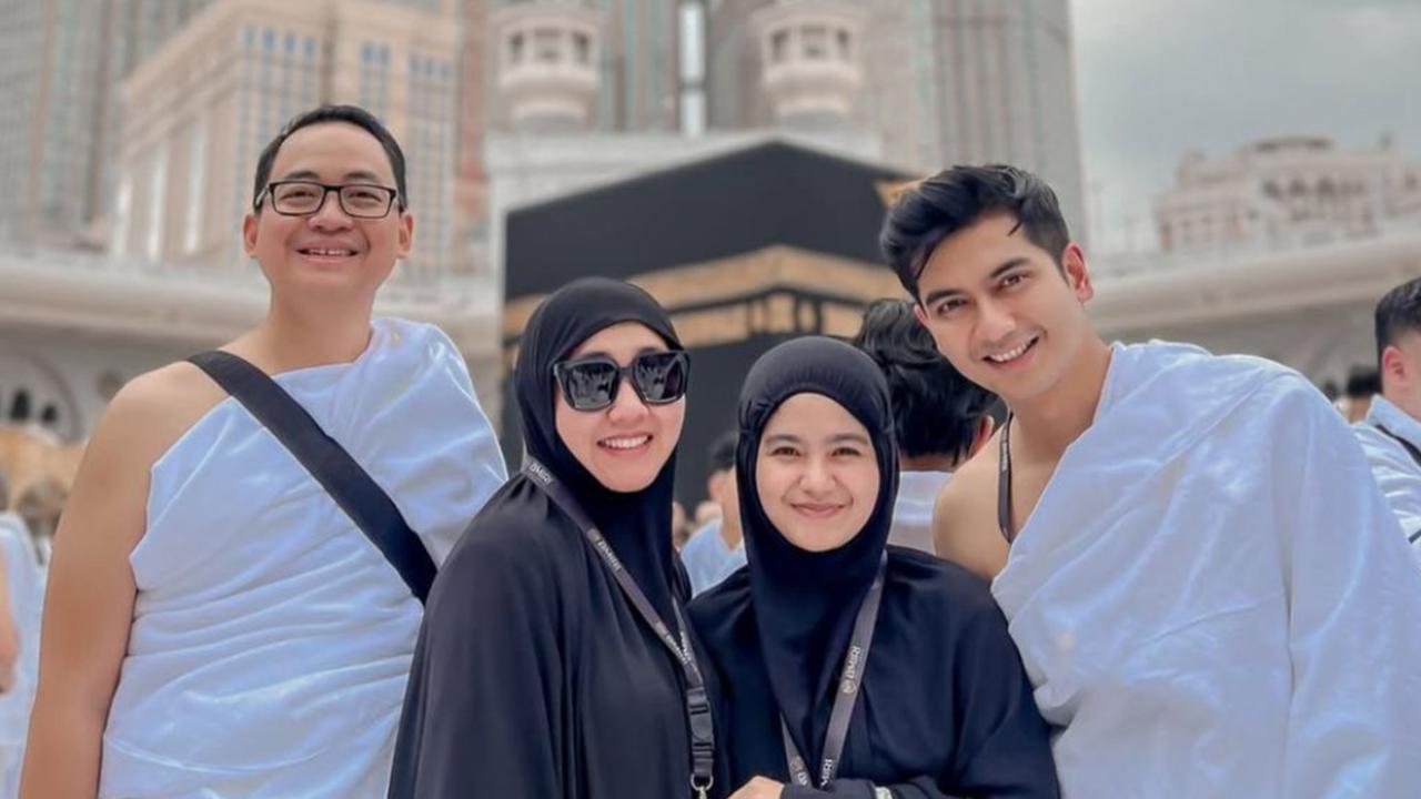 5 Potret Perjalanan Teuku Ryan Jalani Ibadah Umrah Bareng Sahabat
