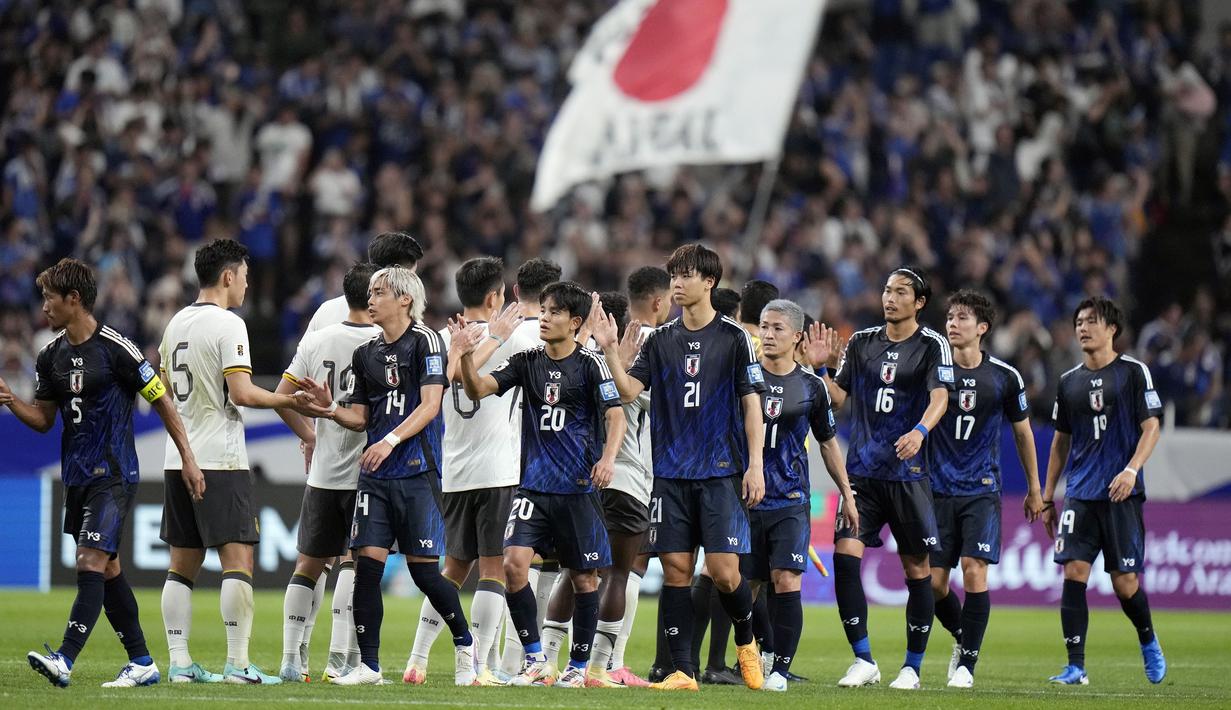 Pemain Jepang berjabat tangan dengan pemain China setelah laga putaran ketiga Grup C Kualifikasi Piala Dunia 2026 yang berlangsung di Saitama Stadium, Saitama, Jepang, Kamis (05/09/2024) WIB. (AP Photo/Shuji Kajiyama)
