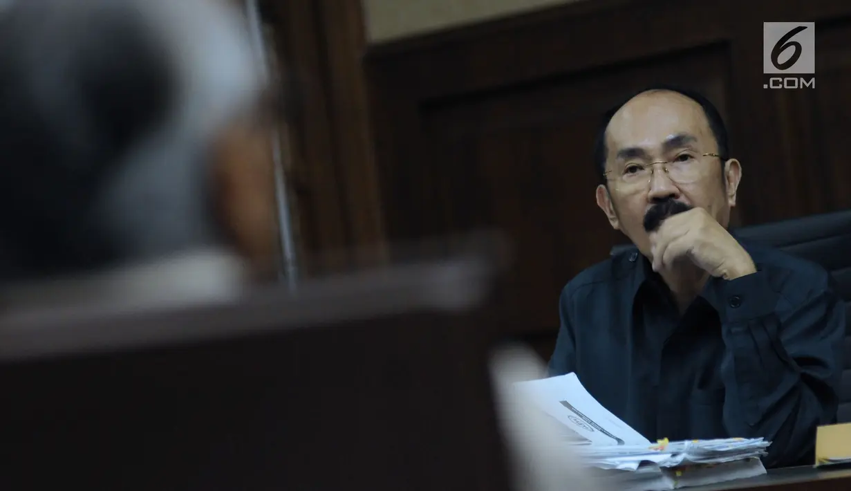 Terdakwa kasus dugaan merintangi penyidikan korupsi e-KTP, Fredrich Yunadi menyimak keterangan saksi pada sidang lanjutan di Pengadilan Tipikor, Jakarta, Kamis (26/4). Sidang mendengar keterangan saksi. (Liputan6.com/Helmi Fithriansyah)