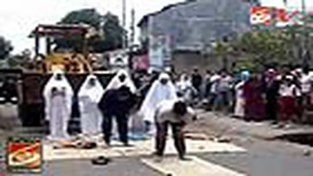 Tak Mau Keluar Rumah, Petugas Eksekusi Paksa