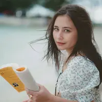 Potret Prilly Latuconsina santai di pantai credit: (https://www.instagram.com/prillylatuconsina96/)