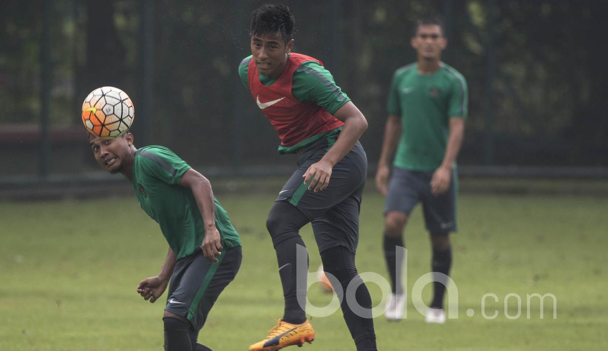 Pemain Timnas Indonesia U-22, Hanif Sjahbandi, menyundul bola saat latihan di Lapangan SPH Karawaci, Banten, Rabu (10/5/2017). (Bola.com/Vitalis Yogi Trisna)