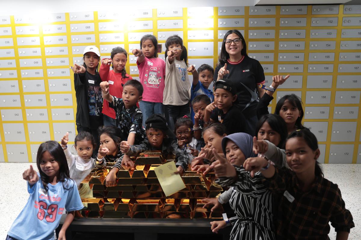 Anak Pekerja Sampah Belajar Sejarah di Kota Tua