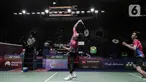 Ganda putra Indonesia, Mohammad Ahsan/Hendra Setiawan mengembalikan kok Liu Yu Chen/Ou Xuan Yi dari China saat tampil dalam Indonesia Open 2022 di Istora Senayan, Jakarta, Rabu (15/6/2022). Mohammad Ahsan/Hendra Setiawan kalah dengan dengan skor 17-21, 22-24. (Liputan6.com/Faizal Fanani)