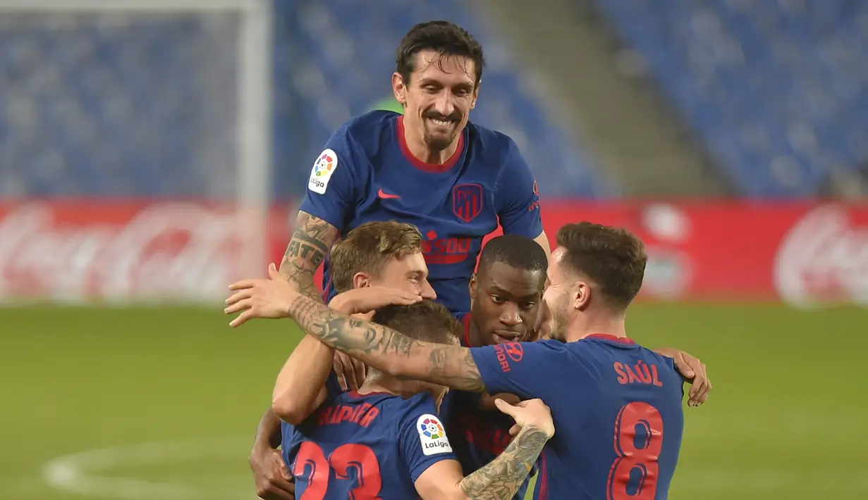 Pemain Atletico Madrid merayakan gol yang dicetak Marcos Llorente ke gawang Real Sociedad pada laga lanjutan Liga Spanyol di Anoeta Stadium, Rabu (23/12/2020) dini hari WIB. Atletico Madrid menang 2-0 atas Real Sociedad. (AFP/Ander Gillenea)