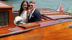 Pemain Timnas Jerman dan Manchester United,Bastian Schweinsteiger menaiki perahu bersama kekasihnya petenis Serbia Ana Ivanovic menikah di Venice , Italia , (12/7). Bastian Schweinsteiger menikah dengan petenis cantik tersebut. (REUTERS / Stringer)