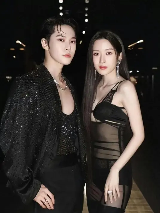 Keduanya tampil bold misterius dalam balutan busana serba hitam bak mafia couple. Doyoung tampil memesona mengenakan setelan jas yang tajam, yang terdiri dari jas agak kebesaran dan celana panjang lipit dari koleksi Dolce & Gabbana. [X/@ddoingxo]