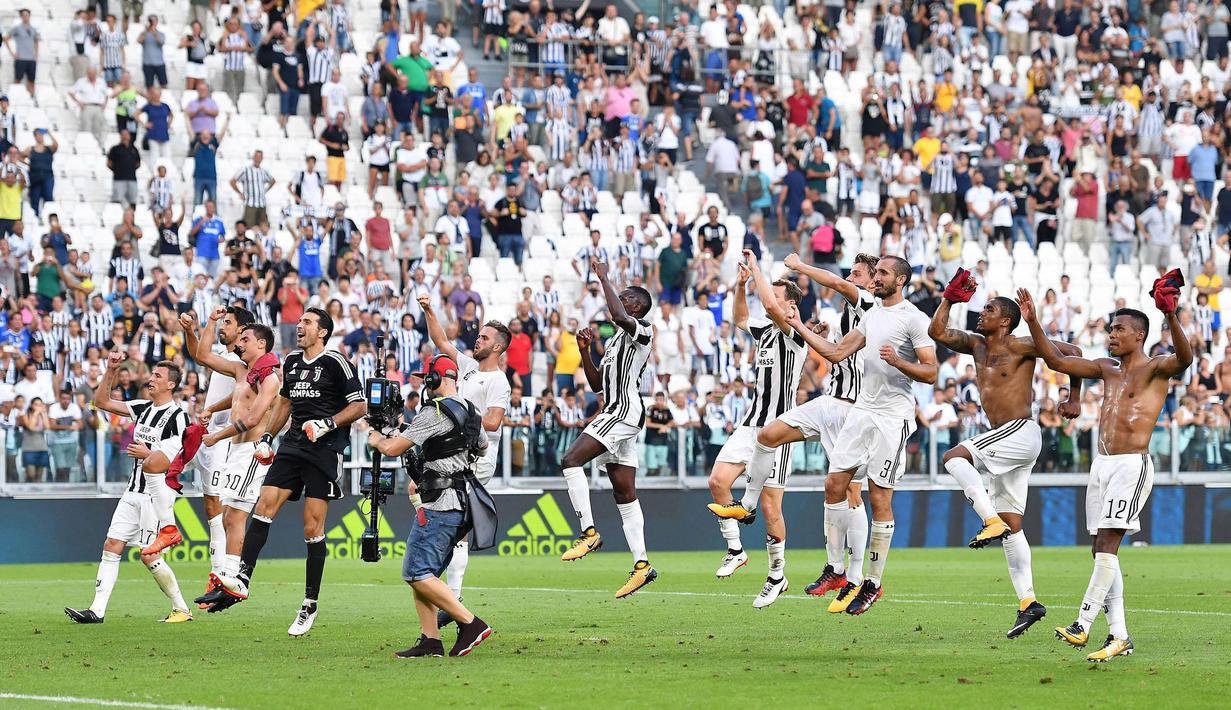 Para pemain Juventus merayakan kemenangan usai mengalahkan Cagliari pada laga Serie A di  Turin, (19/8/2017). Juventus menang 3-0. (Alessandro Di Marco/ANSA via AP)