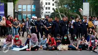 Mahasiswa membentuk blokade tepat depan RSCM, Jakarta, Selasa (27/10/2015). Mereka menuntut rektor UPI YAI mundur dari jabatannya karena menutupi skandal penipuan terhadap 1.080 mahasiswa. (Liputan6.com/Yoppy Renato)