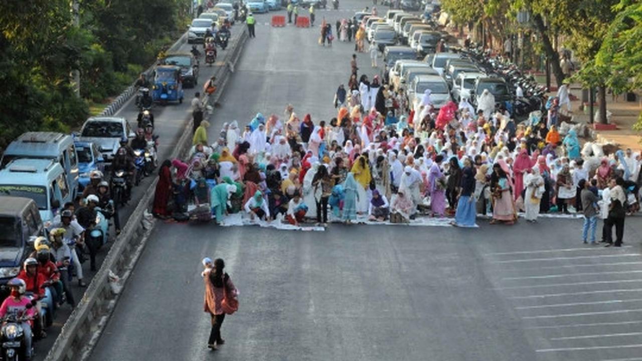 Warga Ibu Kota laksanakan salat Idul Adha di Jalan Salemba