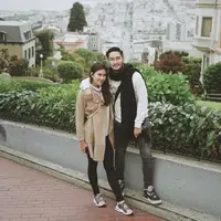 Adik Raffi Ahmad dan musisi itu mendatangi Lombard Street, yang sering kali di gunakan sebagai lokasi syuting film hollywood. (Instagram/ritchieismail)