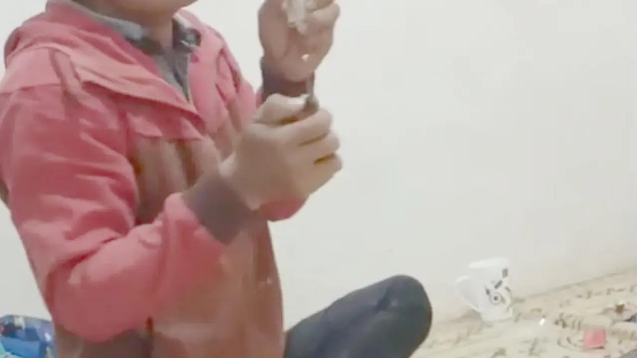 Tangkapan layar rekaman video pria di Lampung Tengah sedang mengkonsumsi narkotika jenis sabu yang viral di media sosial. Foto : (Istimewa).