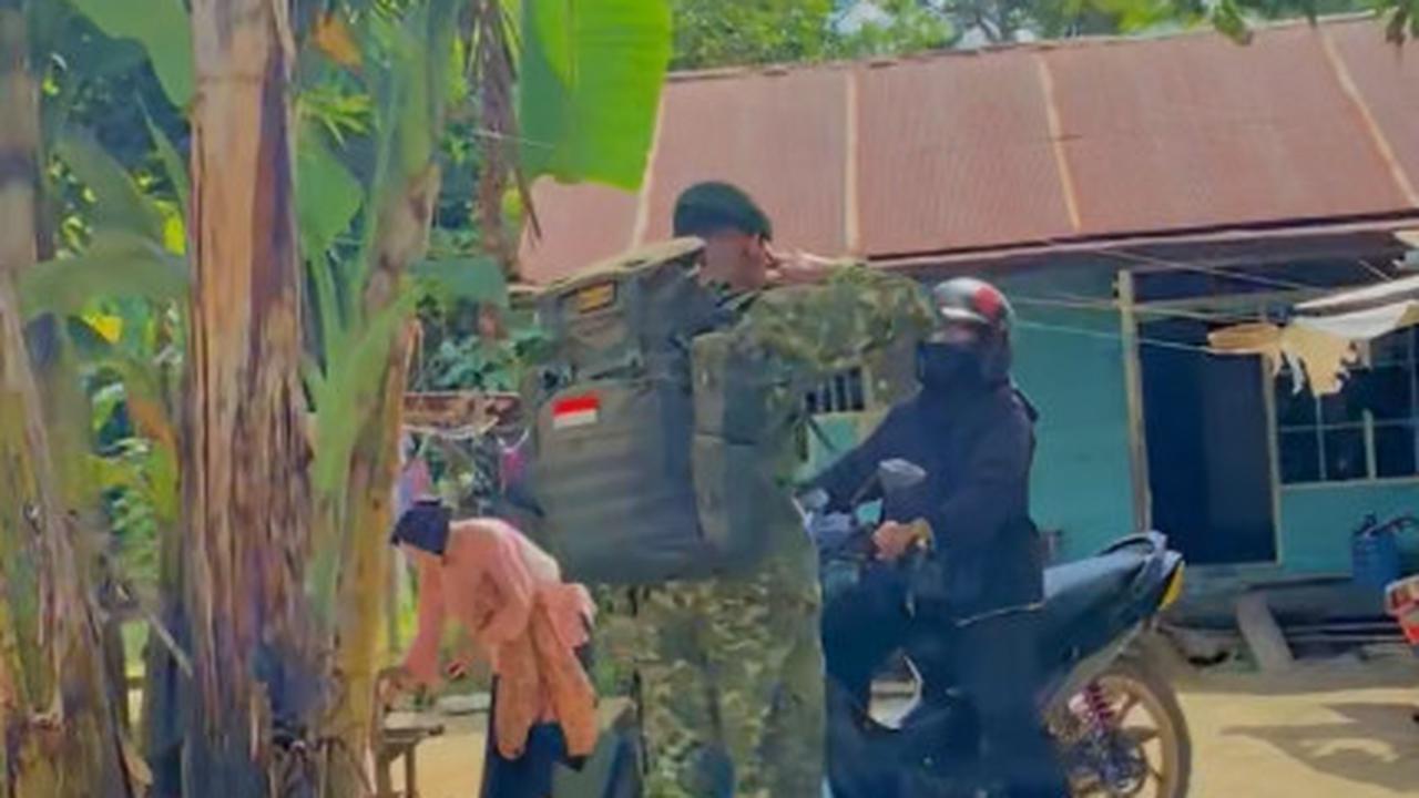 3 Tahun Tak Pulang, Momen Anggota TNI Beri Kejutan untuk Ibunya Ini Bikin Haru