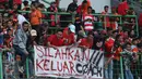 Suporter membentangkan spanduk protes usai menyaksikan laga Persija melawan Mitra Kukar pada lanjutan Liga 1 Indonesia di Stadion Patriot Candrabhaga, Bekasi, Minggu (14/5). Laga kedua tim berakhir imbang 1-1. (Liputan6.com/Helmi Fithriansyah)