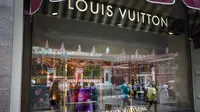 Pejalan kaki tercermin di jendela department store GUM dengan butik Louis Vuitton ditutup karena sanksi di Moskow, Rusia, Selasa, 31 Mei 2022. Ketika invasi Rusia ke Ukraina memasuki hari ke-100, kehidupan di Moskow dan St. Petersburg sebagian besar tetap normal, bahkan ketika banyak pengecer Barat mulai hengkang dari negara itu. (AP Photo/Alexander Zemlianichenko)