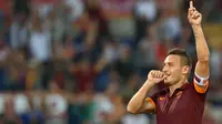 Kapten AS Roma, Francesco Totti, merayakan gol yang dicetaknya ke gawang Chievo pada laga Serie A di Stadion Olimpico, Roma, Sabtu (18/10/2014). (EPA/Ettore Ferrari)