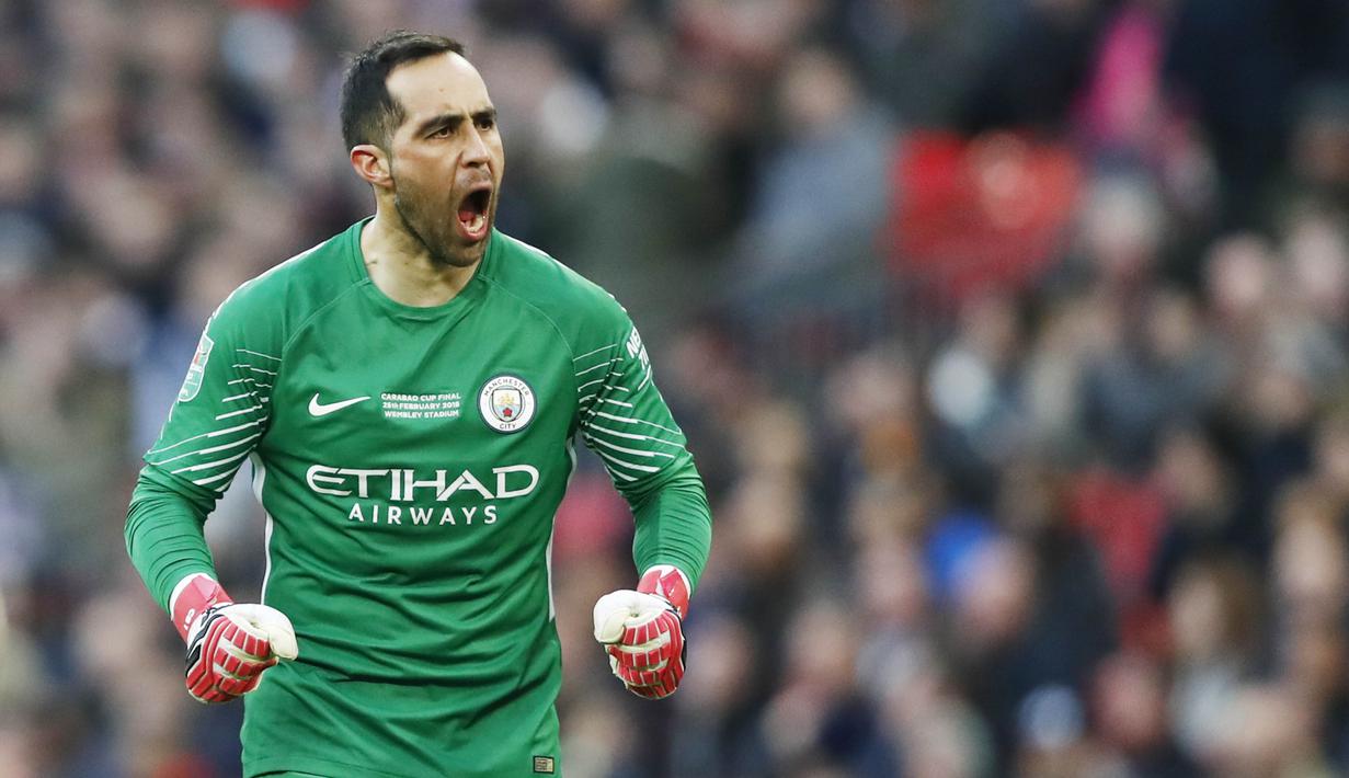 10. Claudio Bravo - Dibeli Manchester City dari Barcelona dengan harga 17 juta poundsterling. (AFP/Adrian Dennis)