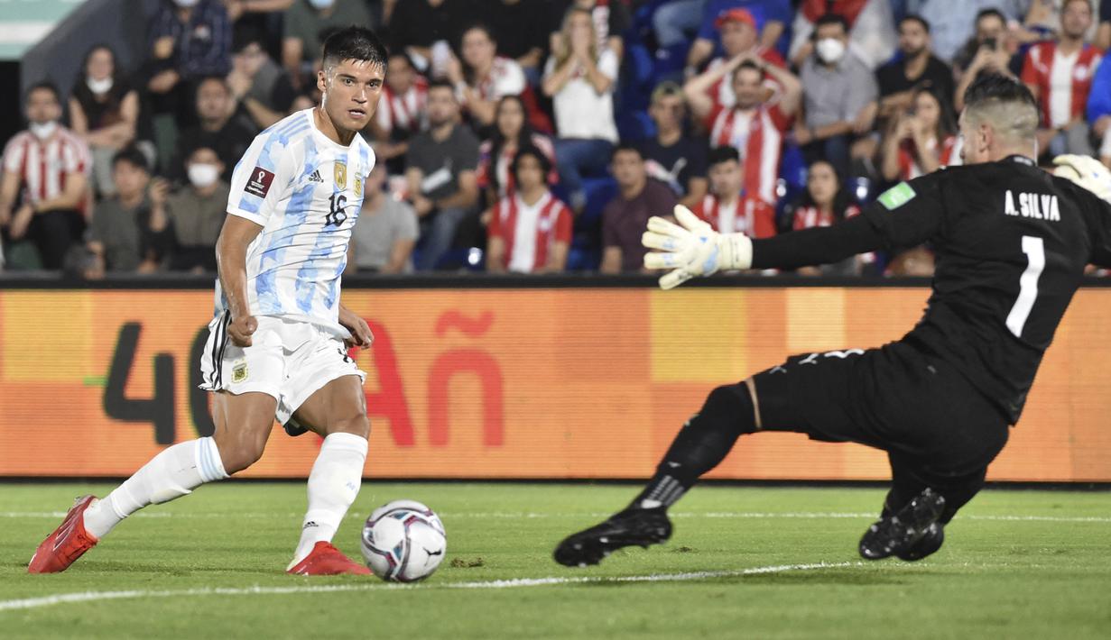 Joaquin Correa kembali memperoleh peluang tiga menit kemudian. Kali ini tembakannya ke arah gawang masih menyentuh kaki bek tuan rumah, Omar Alderete. (AFP/Norberto Duarte)