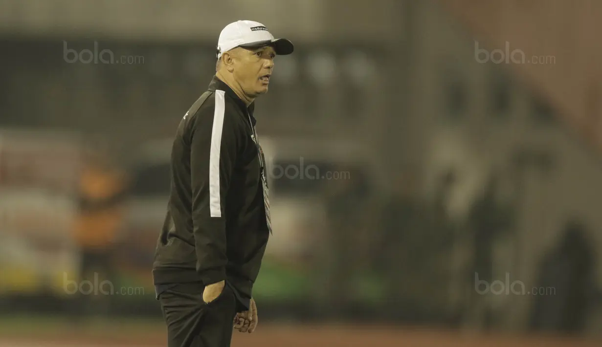 Pelatih Madura United, Gomes de Oliviera, saat pertandingan melawan Bali United pada laga perempat final Piala Presiden di Stadion Manahan, Solo, Sabtu, (3/2/2018). Bali United menang adu penalti 5-4 atas Madura United. (Bola.com/M Iqbal Ichsan)