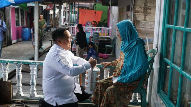 Safari Ramadan, Rendi Solihin Bagikan Perlengkapan Ibadah ke Warga di Desa Muara Pantuan