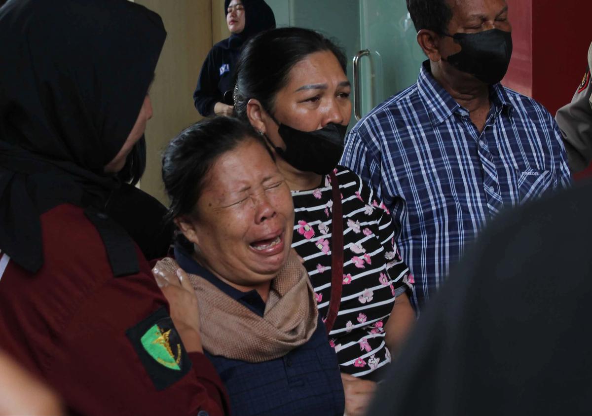 FOTO: Tangis Keluarga Iringi Penyerahan Jenazah Korban Kebakaran Terra Drone