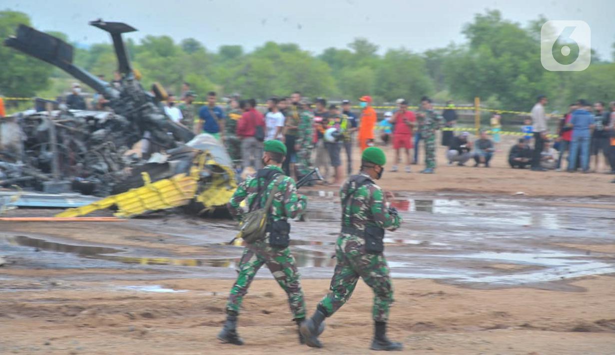Suasana area helikopter MI-17 v 5 HA 5142 milik TNI AD yang terjatuh di kawasan industri Kendal, Jawa Tengah, Sabtu (6/6/2020). Helikopter tersebut sedang melaksanakan misi latihan terbang sebagai bagian dari program Pendidikan Calon Perwira Penerbang 1. (Liputan6.com/Gholib)