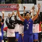 Pemain Timnas voli putra Indonesia mengangkat tangan merayakan kemenangan atas Qatar pada Kejuaraan Voli Asia 2017 di GOR Tri Dharma, Gresik, Rabu (26/7). Indonesia unggul 3-2 (24-26, 14-25, 25-20, 25-21, 15-11). (Liputan6.com/Helmi Fithriansyah)