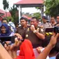 Demonstrasi di depan Kantor Kejari Bengkulu. (Liputan6.com/Yuliardi Hardjo Putro)