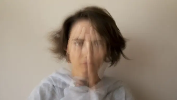 Seorang perempuan dengan ilustrasi berbayang yang menunjukkan seseorang dengan gangguan jiwa (Foto Dok: Freepik/freepik)