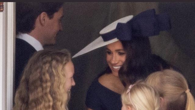 Hadiri Parade Trooping the Color, Meghan Markle Tampil Menawan Berbalut Gaun Warna Biru Navy