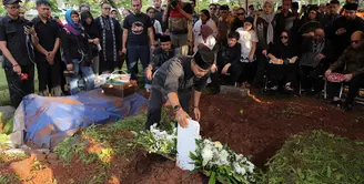 Artis senior Anjasmara baru saja ditinggal ayahnya untuk selama-lamanya. Benny Soemarno meninggal dunia Senin (2/4/2018) pagi dalam usia 79 tahun. Setelah Azhar, almarhum dimakamkan di TPU Karet Bivak. (Deki Prayoga/Bintang.com)