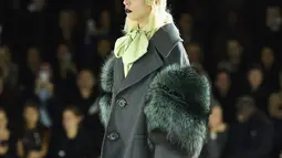 Lady Gaga mengenakan sepatu platform super tinggi saat menjadi model untuk Marc Jacobs pada acara New York Fashion Week, Kamis (18/2). Mother Monster itu memakai oversize coat dan unik. (Dimitrios KAMBOURIS/GETTY IMAGES NORTH AMERICA/AFP)