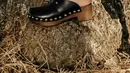 Sepatu dengan desan sol kayu kembali tren. Sebuah konsep eklektik mampu kamu ciptakan dengan clogs dan bisa menjadi alternatif bagi kamu para penggemar mules. 
Foto: Bally