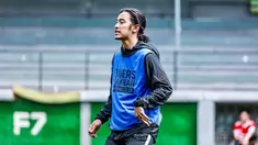 Beberapa kali momen olahraga sepakbola bareng teman-temannya, kerap dibagikan Abidzar di media sosial Instagram. Potretnya dengan memakai baju bola dan mengolah si kulit bundar di lapangan hijau. Ia pun kerap curi perhatian banyak penggemarnya. (Liputan6.com/IG/@abidzar73)