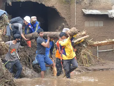 Tim SAR gabungan TNI, Polri, dan relawan membersihkan material longsor usai banjir bandang menerjang Kampung Cibuntu, Desa Pasawahan, Kecamatan Cicurug, Sukabumi, Selasa (22/9/2020). Banjir mengakibatkan puluhan bangunan rusak berat, 12 rumah hanyut, dan dua korban hilang. (merdeka.com/Arie Basuki)