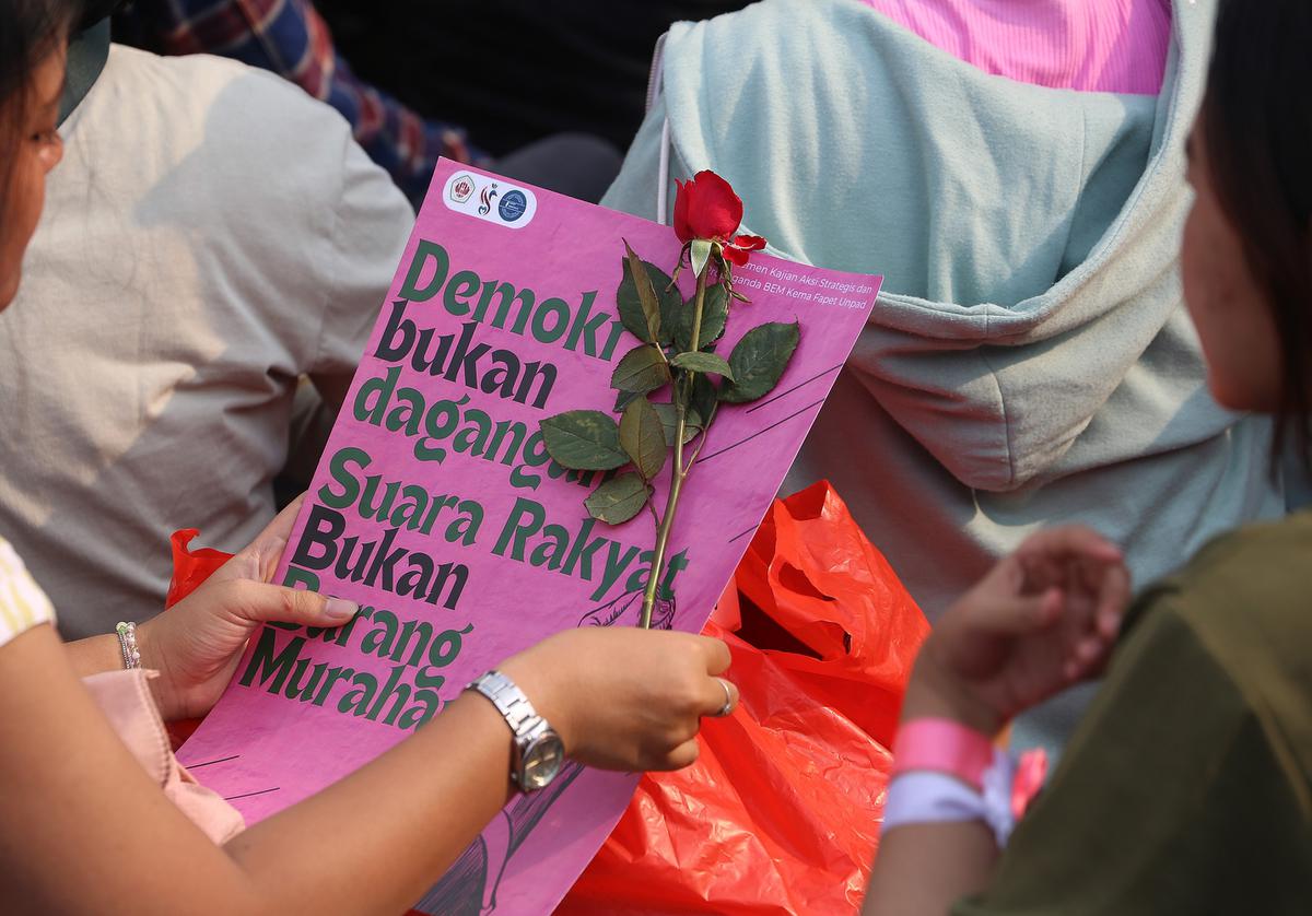 FOTO: Menagih Janji Pemerintah, Aksi Piknik Nasional Rakyat di Depan Gedung DPR