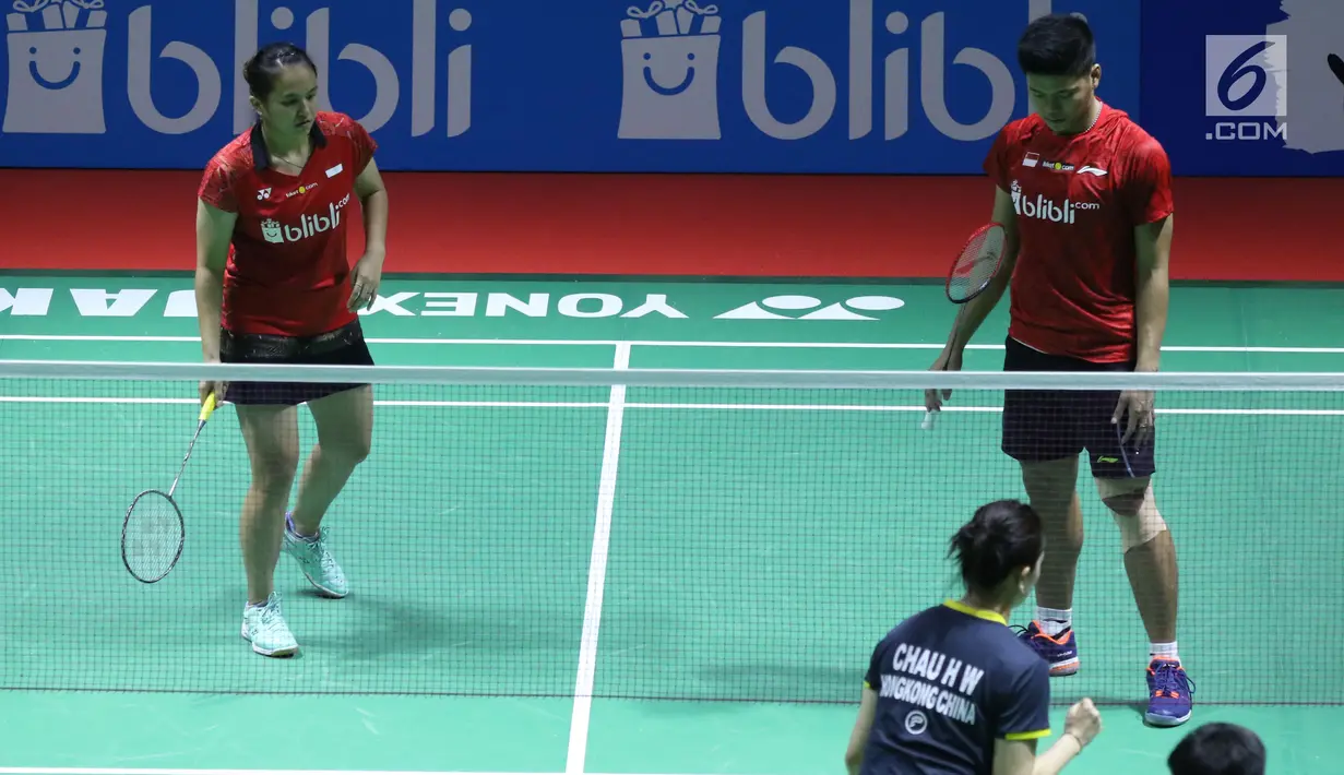 Ganda campuran Indonesia, Praveen Jordan/Melati Daeva Oktavianti tertunduk usai melawan Lee Chun Hei Reginald/Chau Hoi Wah (Hong Kong) pada Indonesia Open 2018 di Istora GBK Jakarta, (3/7). (Liputan6.com/Helmi Fithriansyah)