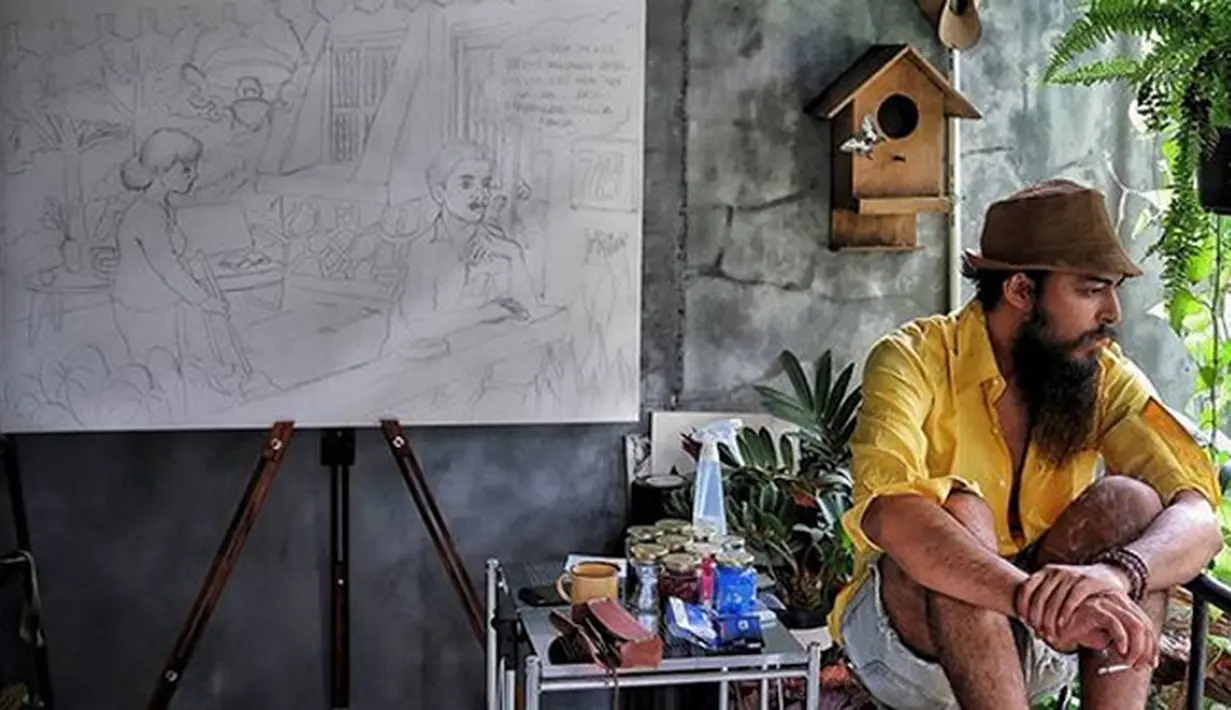 Selalu berpenmapilan nyentrik dan unik, Alex Abbad pun kerap bergaya kasual. Seperti kali ini, meski hanya memakai short pants putihnya, Alex tetap memadukan dengan kemeja yang berwarna kuning terang. (Instagram/alexabbad)